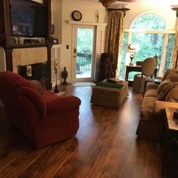 Laminate flooring shows a diagonal layout and visible grain across the installed area.